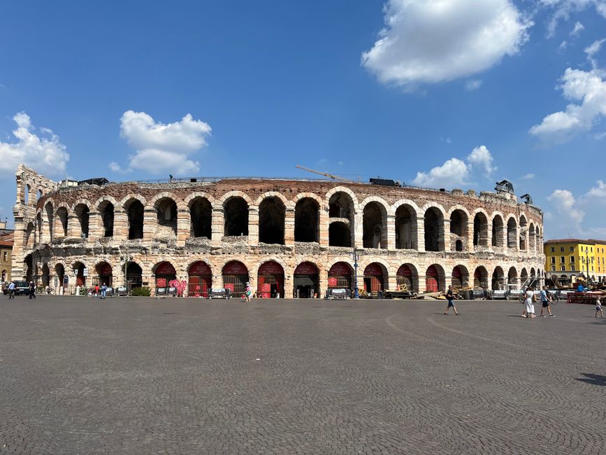 Arènes romaines de Vérone sous un ciel bleu