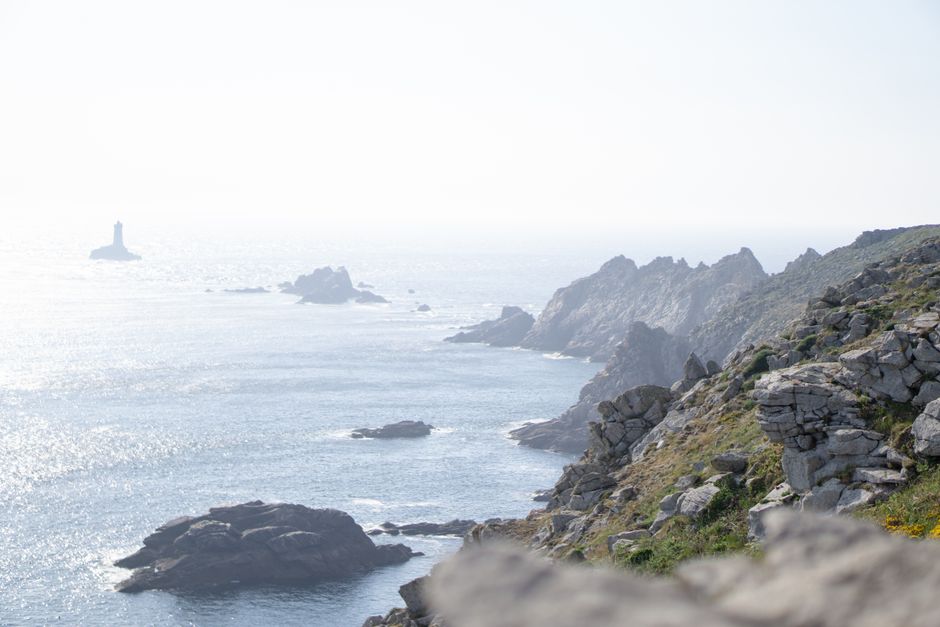 Côte rocheuse de la Pointe du Raz et son phare au loin