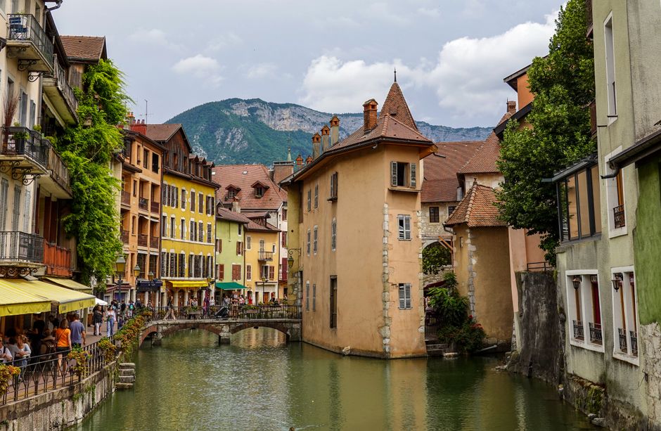 Canal et maisons anciennes de la vieille ville d'Annecy