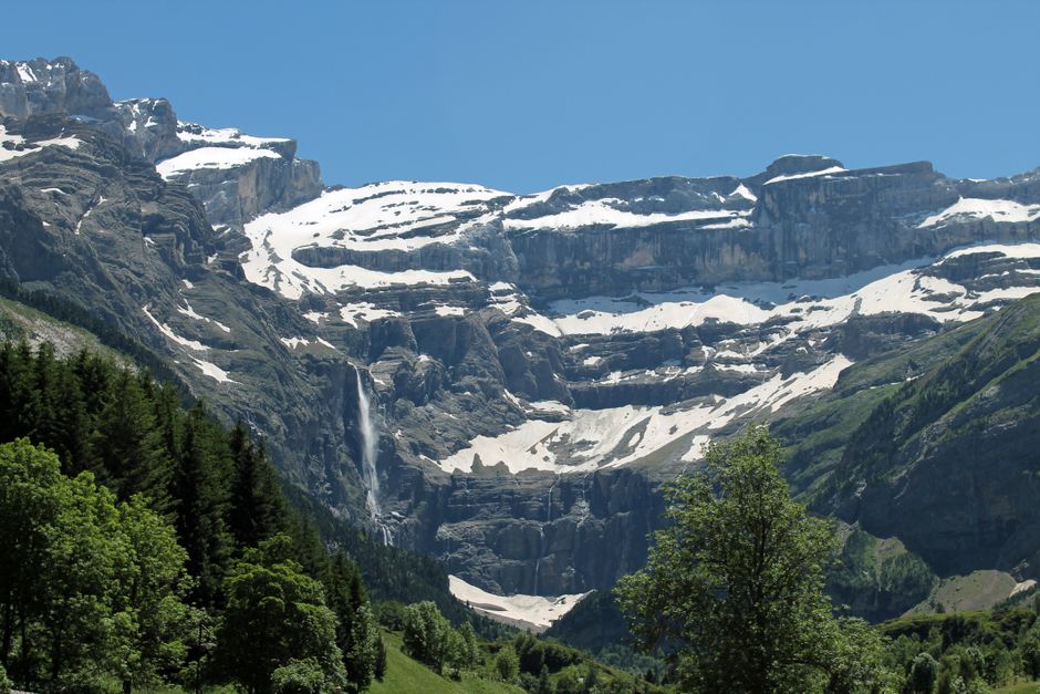 Cirque de Gavarnie et ses sommets enneigés dans les Pyrénées