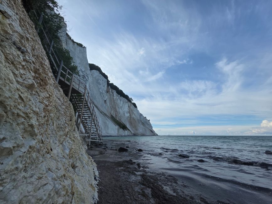 Falaises de craie blanche au-dessus de la mer avec escalier en bois