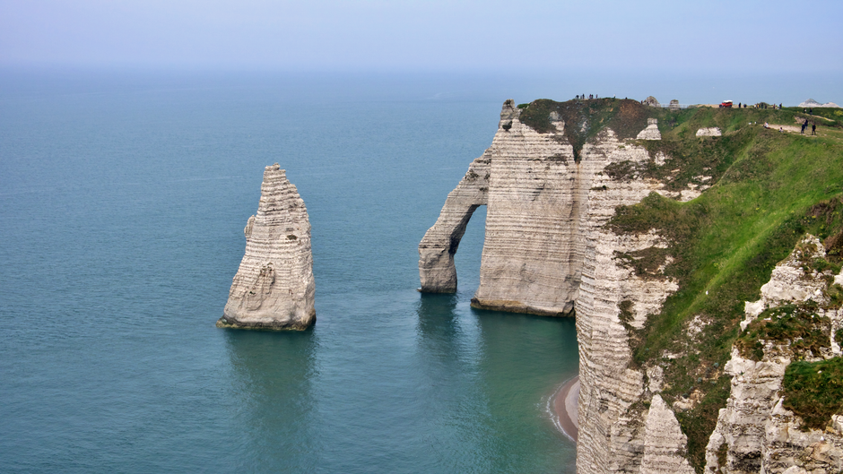 Falaises de craie et arche d'Étretat en Normandie