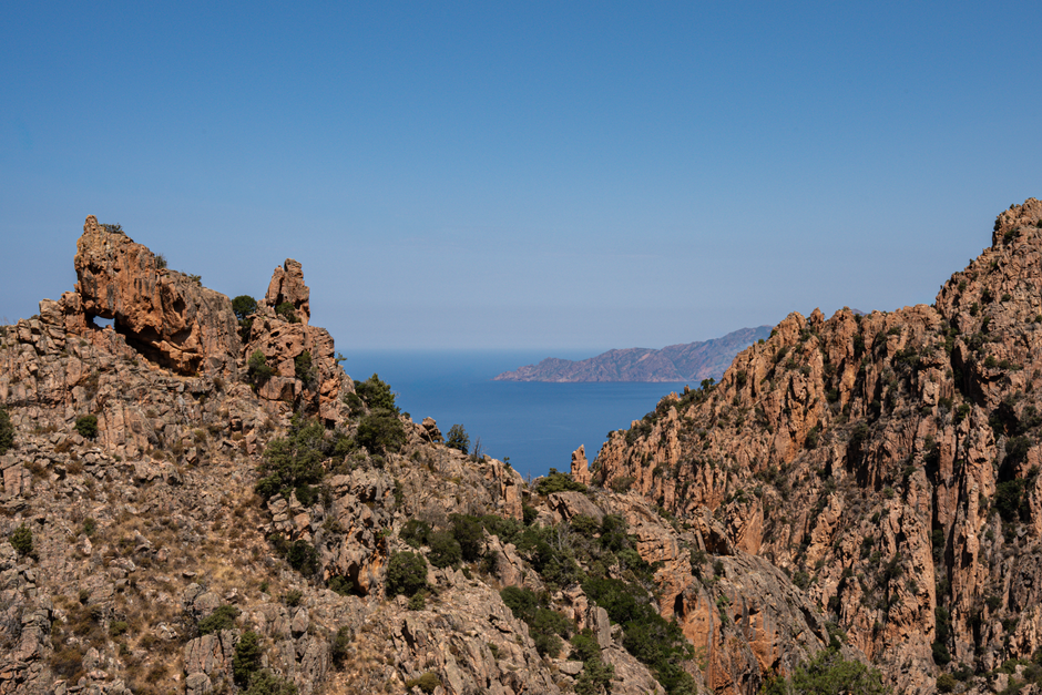 Falaises de granit rouge des calanques de Piana au-dessus de la mer
