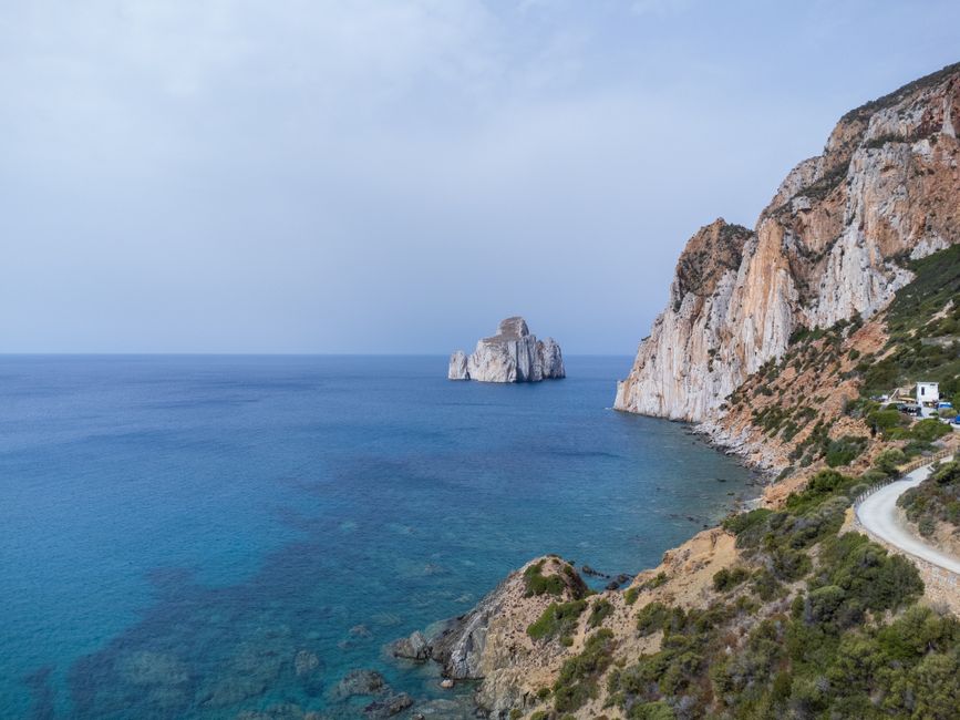 Falaises et eaux claires de la côte de Masua en Sardaigne