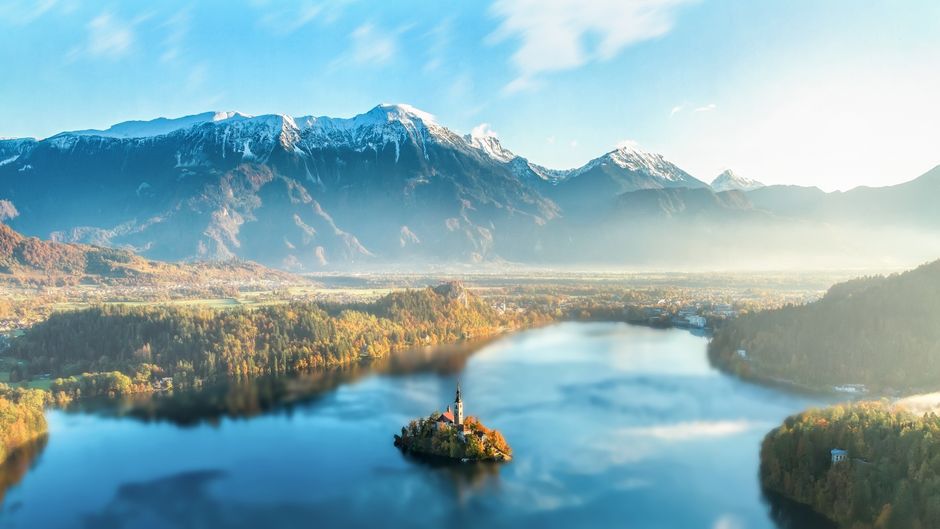Lac de Bled et son île avec l'église au pied des Alpes juliennes