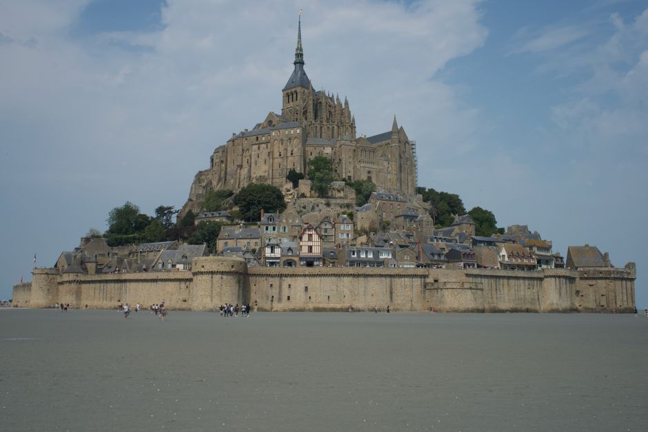 Le Mont-Saint-Michel et son abbaye au-dessus de la baie