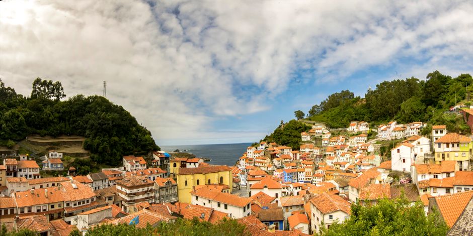 Maisons colorées du village de pêcheurs de Cudillero face à la mer