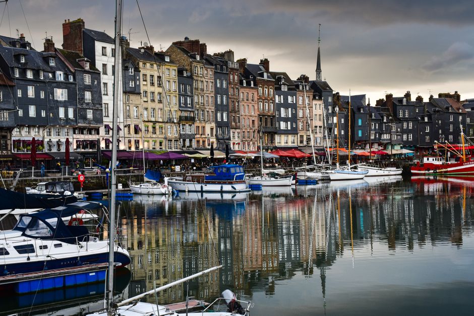 Maisons colorées et bateaux du vieux bassin de Honfleur