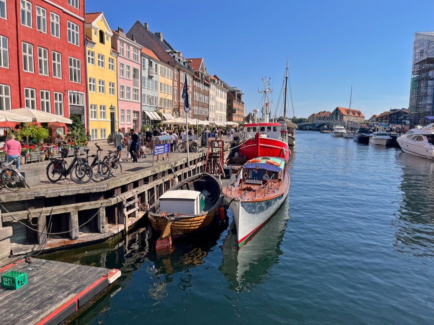 Maisons colorées et bateaux le long du canal de Nyhavn à Copenhague