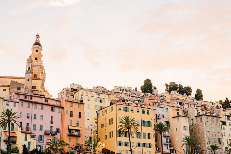 Maisons colorées et église de Menton au coucher du soleil
