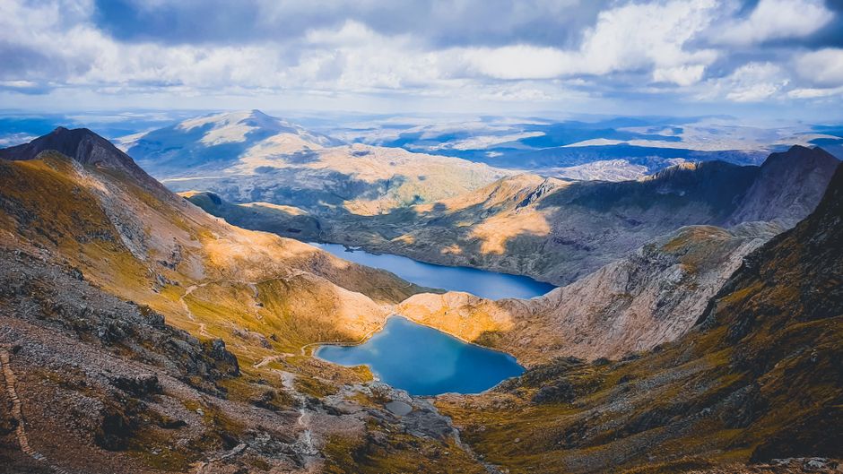 Montagnes et lac du parc national de Snowdonia au Pays de Galles
