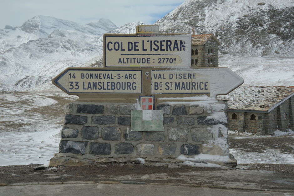 Panneau du col de l'Iseran enneigé à Bonneval-sur-Arc