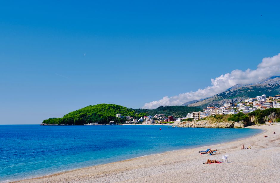 Plage de Himarë et eaux bleues sur la Riviera albanaise