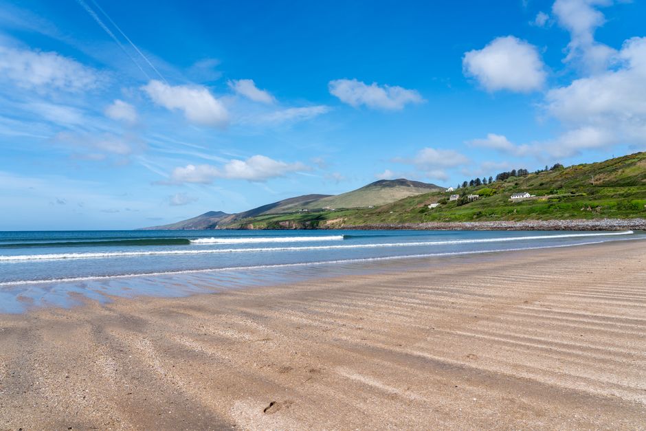 Plage et collines verdoyantes de la péninsule de Dingle