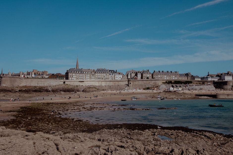 Plage et remparts de la ville close de Saint-Malo