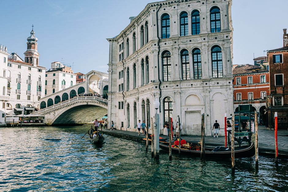 Pont du Rialto et gondoles sur le Grand Canal à Venise