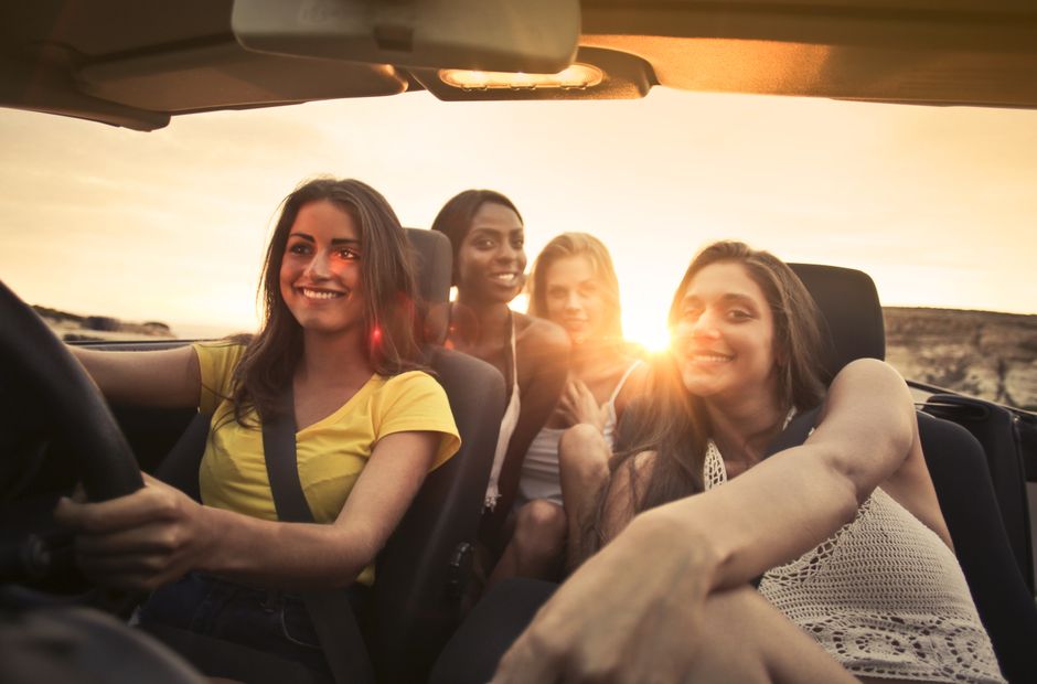 Quatre amis en cabriolet au coucher du soleil à Malte