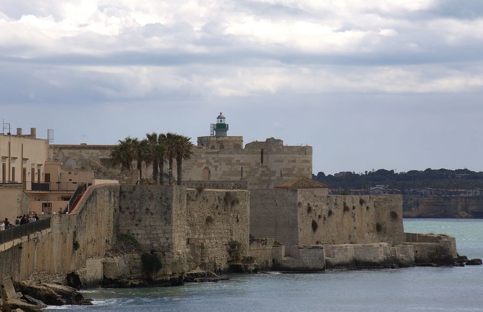 Remparts de pierre et phare sur l'île d'Ortygie à Syracuse