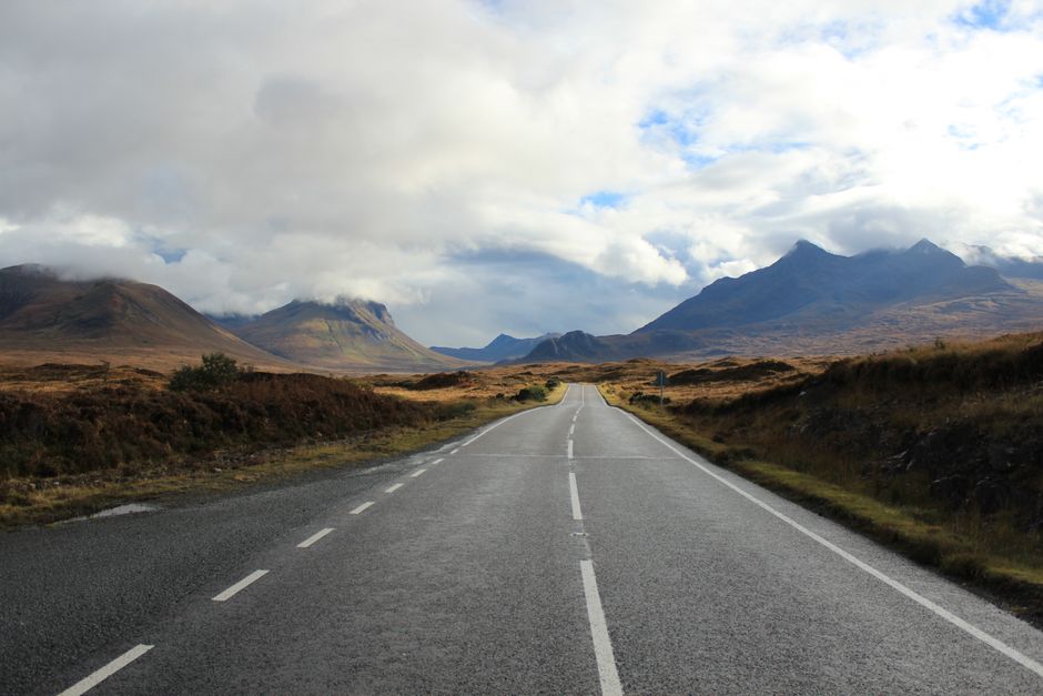 Route déserte à travers les Highlands écossais