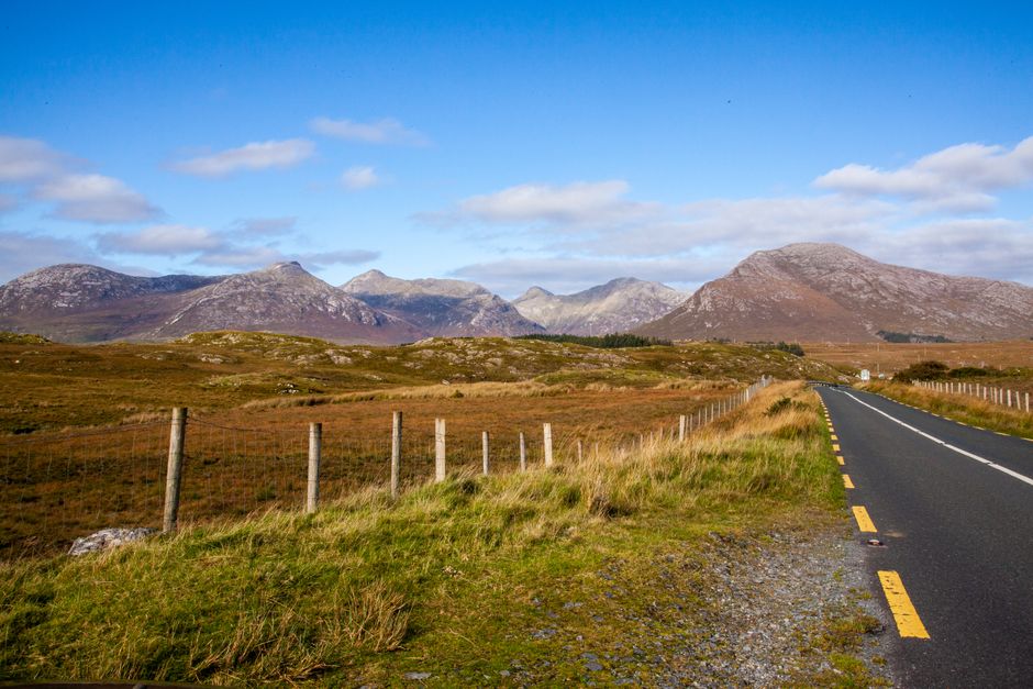 Route rurale du Connemara bordée de montagnes en Irlande