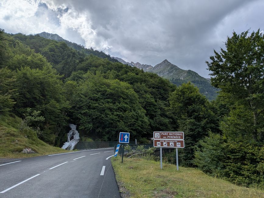 Route sinueuse dans le parc national des Pyrénées