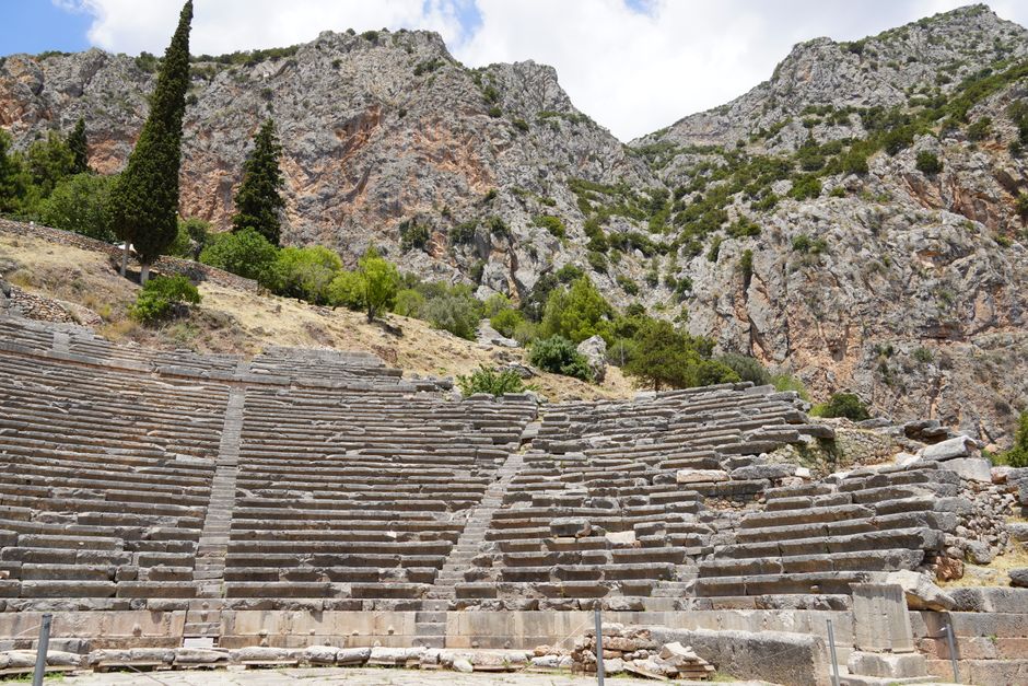 Théâtre antique de Delphes à flanc de montagne