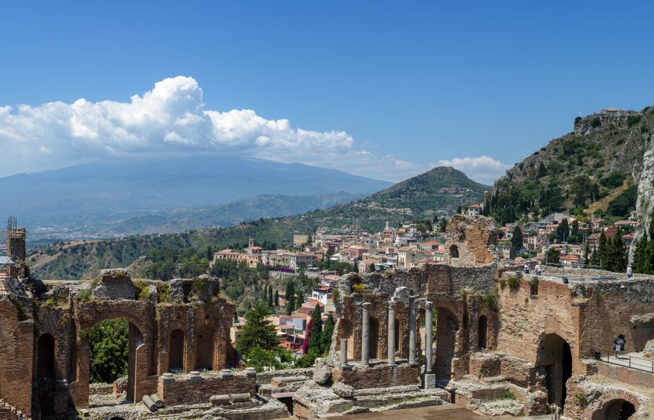 Théâtre antique de Taormine avec l'Etna en arrière-plan