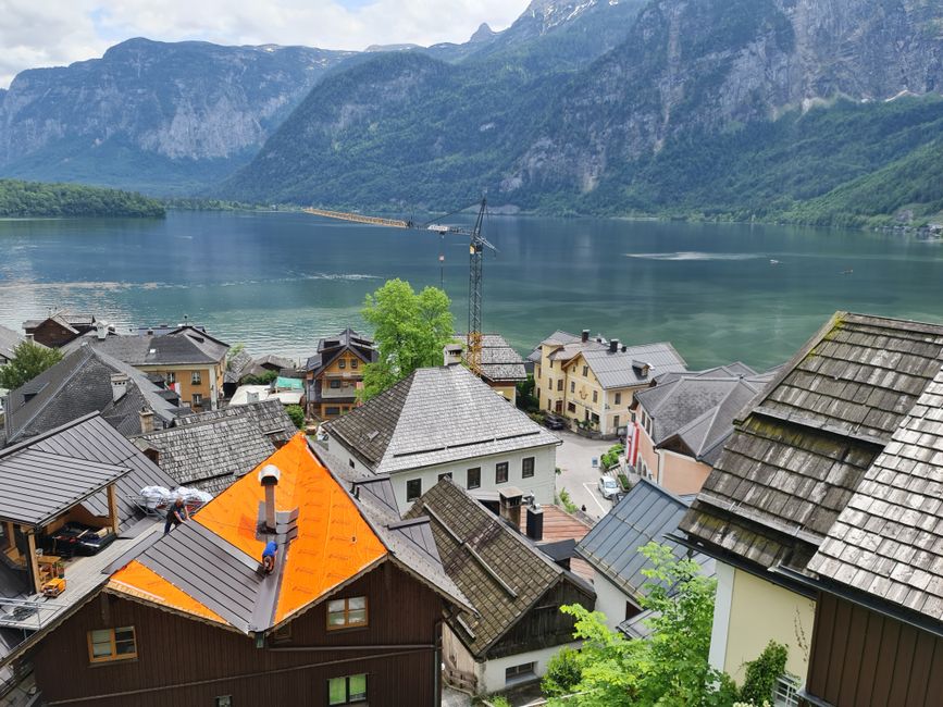Toits de Hallstatt au bord du lac avec les montagnes en arrière-plan