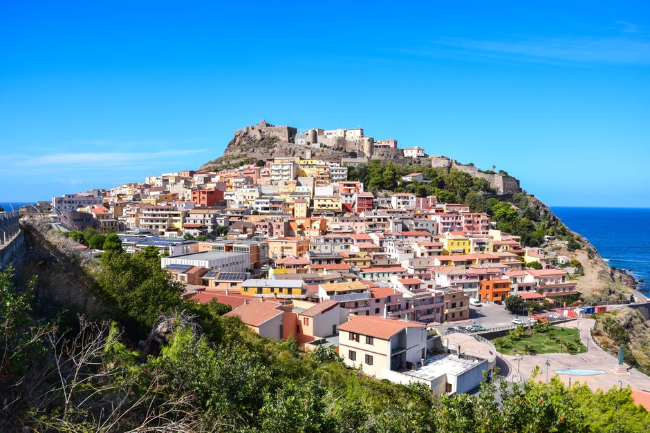 Village fortifié de Castelsardo au bord de la mer en Sardaigne