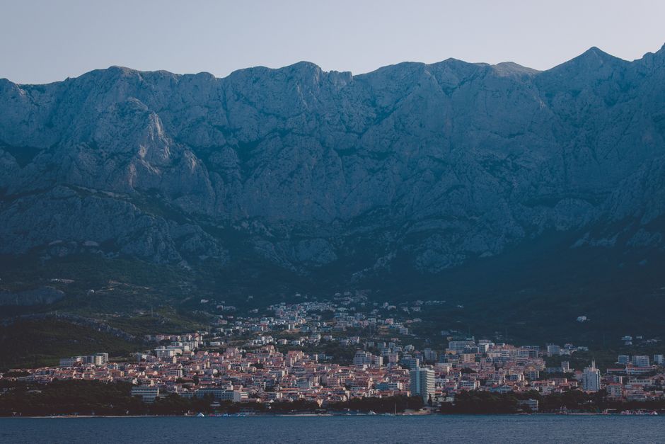 Ville de Makarska au pied du massif du Biokovo