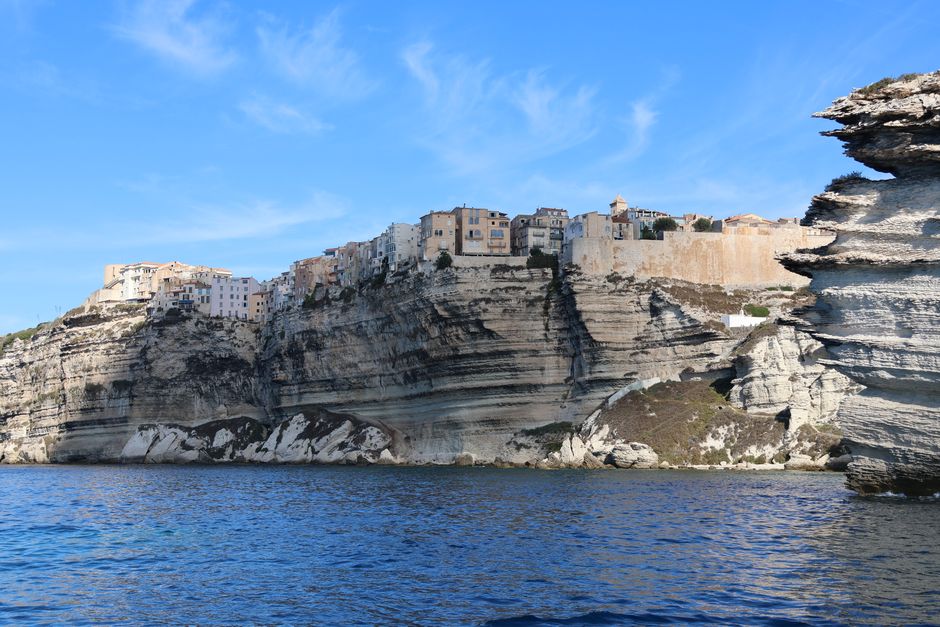 Ville haute de Bonifacio perchée sur ses falaises calcaires