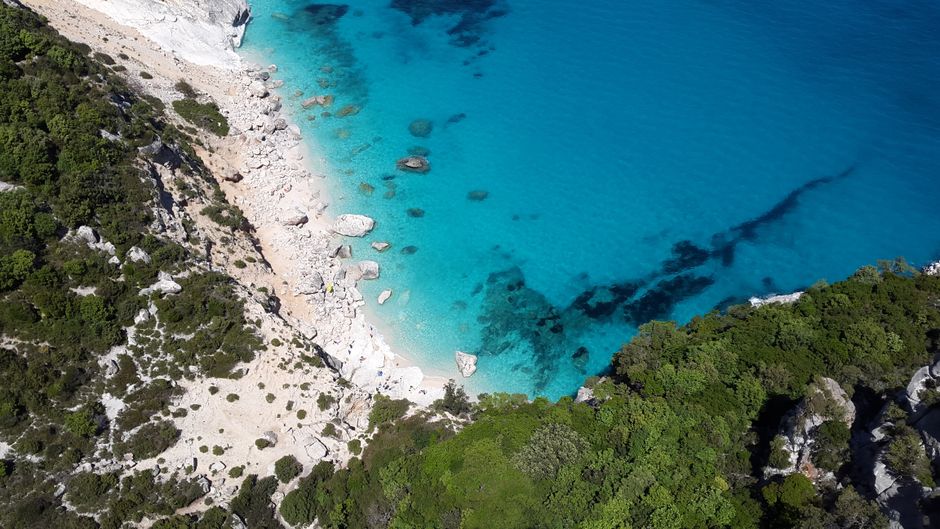 Vue aérienne de Cala Goloritzé et de ses eaux turquoise