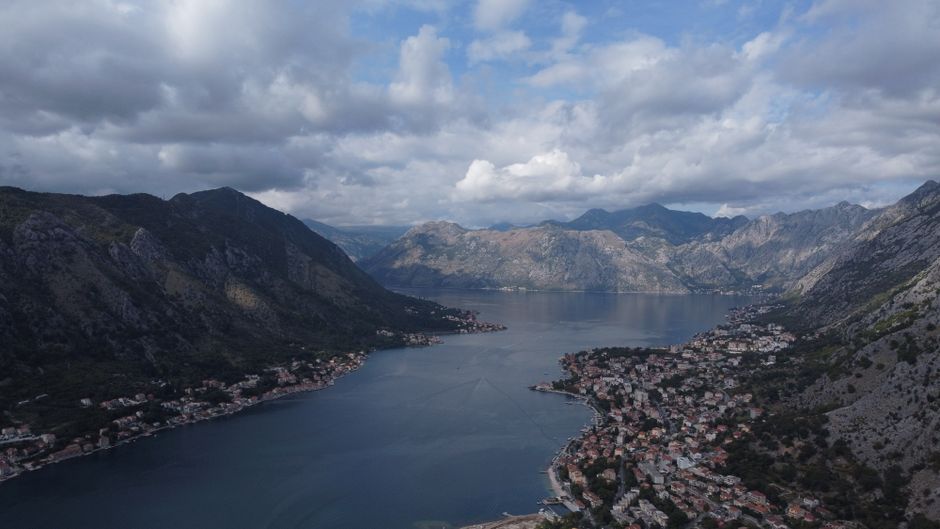 Vue aérienne de la baie de Kotor entourée de montagnes