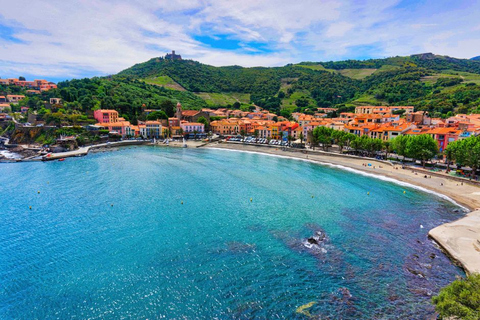 Vue aérienne de la plage et du village de Collioure