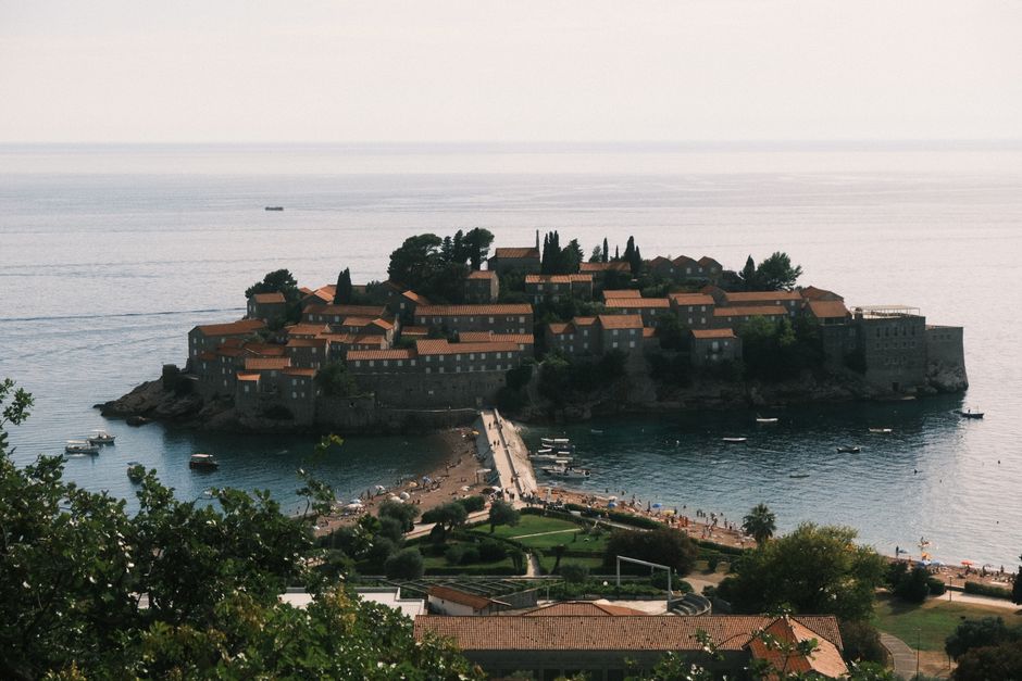 Vue aérienne de la presqu'île de Sveti Stefan au Monténégro