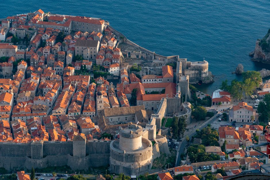 Vue aérienne de la vieille ville de Dubrovnik et de ses remparts