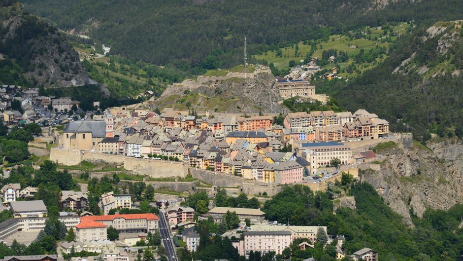 Vue aérienne de la ville fortifiée de Briançon dans les Alpes