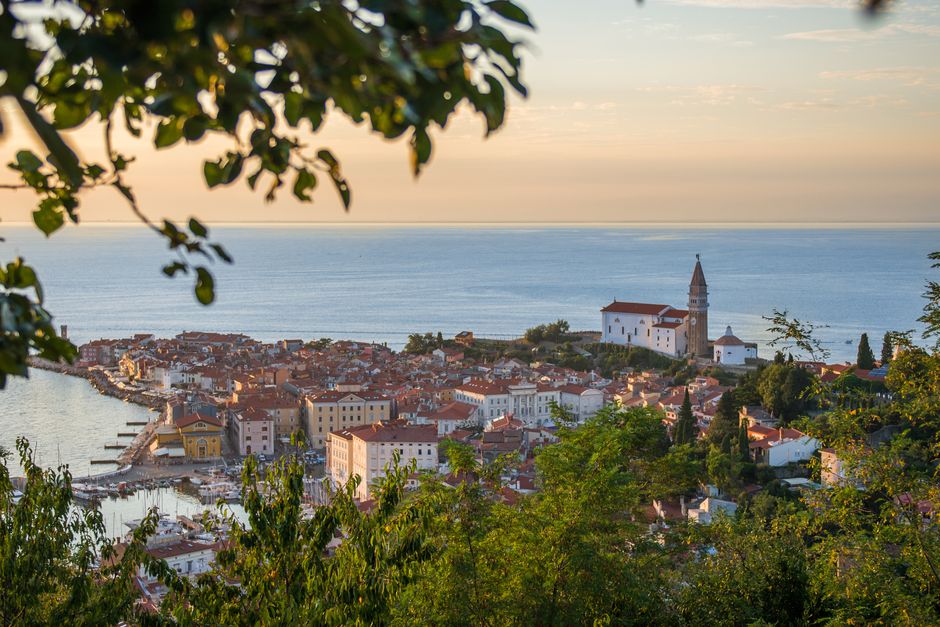 Vue aérienne de Piran au coucher du soleil sur l'Adriatique