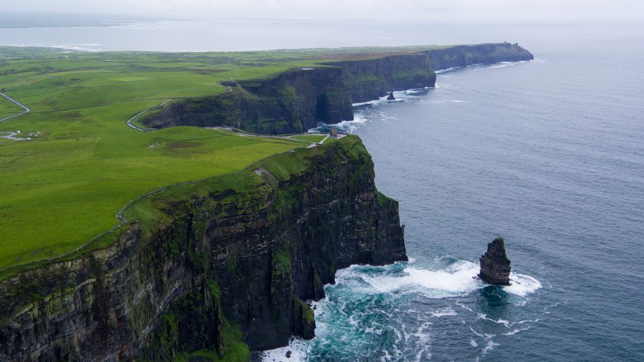 Vue aérienne des falaises de Moher dans le comté de Clare